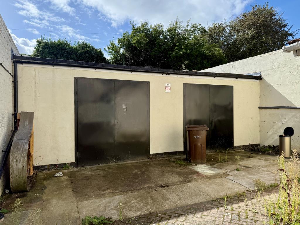 Lot: 10 - GARAGE INVESTMENT WITH ADDITIONAL GROUND RENT INCOME - Garage with two double doors